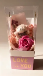 uroczy-bukiet-prezentowy-w-pudelku-z-maskotka-kwiatami-love-you-prezent