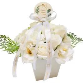 flower-box-kwiaty-mydlane-biale-na-i-komunia-swieta-prezent-pamiatka-dar