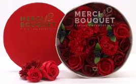 flower-box-kwiaty-mydlane-pachna-czerwone-roze-dla-bliskich-prezent-rodziny