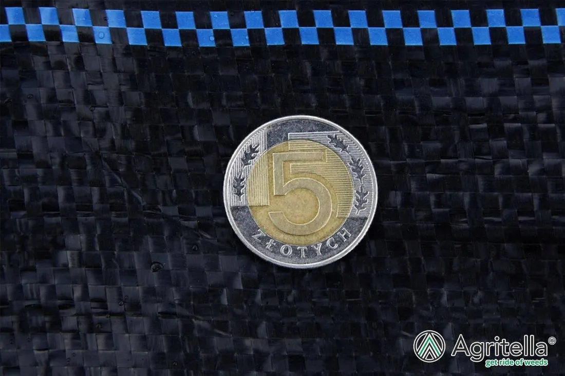 agrotkanina-32x10m-z-otworami-90g-7-rzedow-czarna-uv-pod-truskawki-ogorki