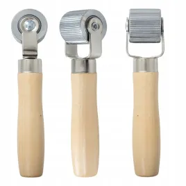 rolka-dociskowa-fazowana-do-mat-butylowych-walek-z-drewniana-raczka