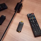 dekoder-tuner-tv-dvb-t2-hevc-h-265-full-hd-mini-stick-pilot-baterie-kod-producenta-565132