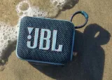 glosnik-mobilny-jbl-go4-niebieski-zalaczone-wyposazenie-instrukcja-bezpieczenstwa