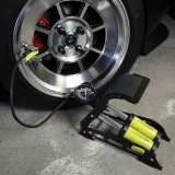 pompka-nozna-jednotlokowa-z-analogowym-cisnieniomierzem-max-11-bar-160-p-stan-nowy-kod-producenta-83501-marka-quick-brake