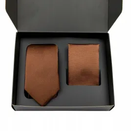 krawat-meski-brazowy-gladki-poszetka-brazowa-prazek-pudelko