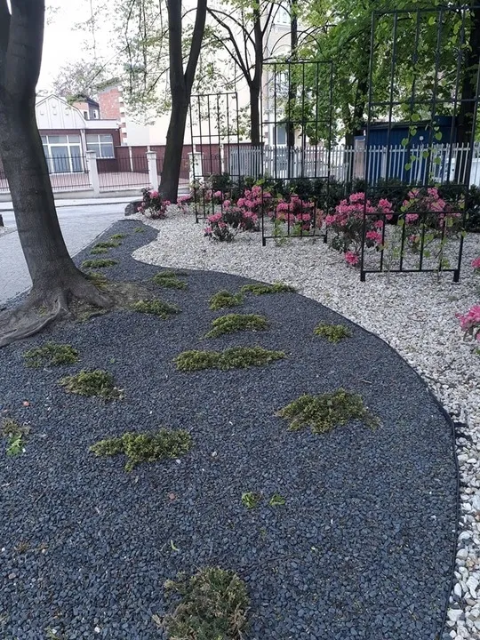 grys-czarny-kamien-bazalt-ozdobny-do-ogrodu-8-16mm-wyselekcjonowany