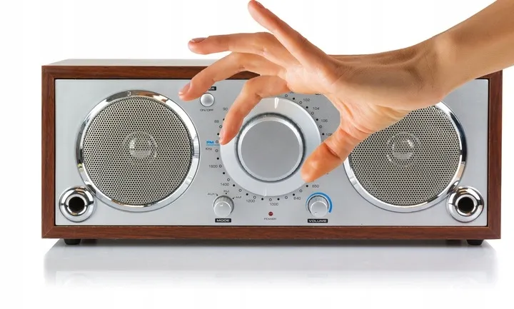 radio-w-stylu-retro-sieciowe-first-austria-marka-inna