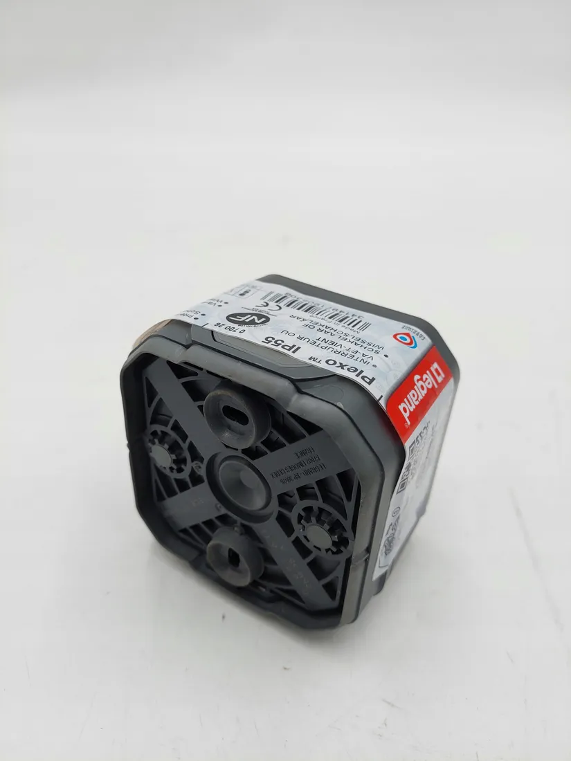 legrand-wylacznik-scienny-10a