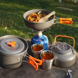 zestaw-garnkow-naczyn-turystycznych-pod-namiot-pomaranczowy