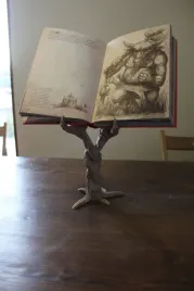 the-forbidden-book-holder-stojak-na-zakazana-ksiazke