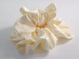 scrunchie-satynowa-mega-duza-xxxl-satyna-srednica-16-18-cm-bialy-kremowy