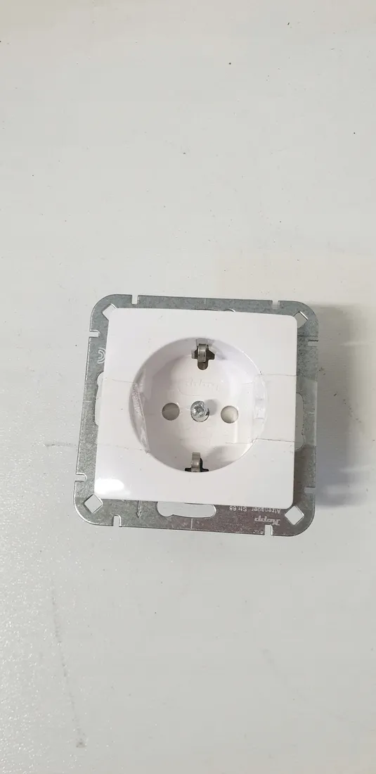 gniazdo-elektryczne-scienne-kopp-250v-16a-biale