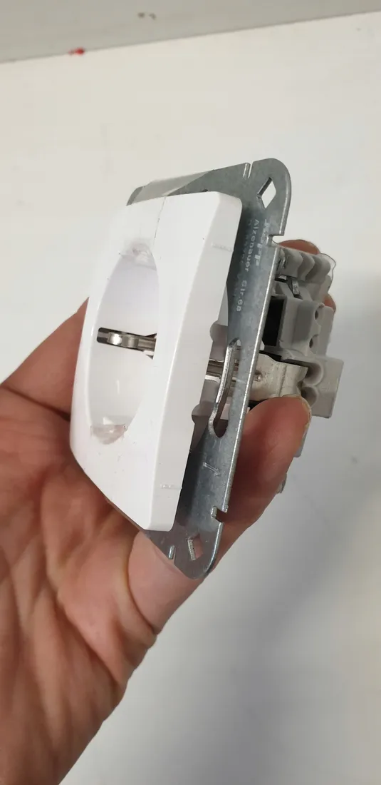 gniazdo-elektryczne-scienne-kopp-250v-16a-biale-stan-powystawowy