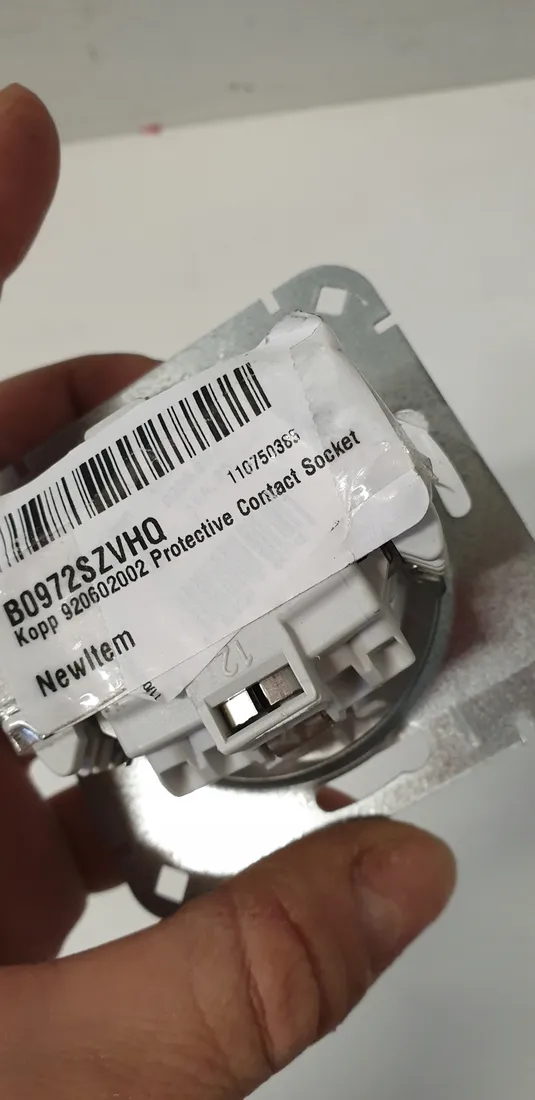 gniazdo-elektryczne-scienne-kopp-250v-16a-biale-stan-powystawowy