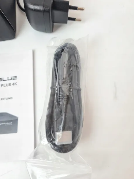 dekoder-telewizyjny-gigablue-x1-plus-4k-android-iptv-ott-1x-tuner-dvb-s2x-stan-powystawowy-rodzaj-kabel-pilot-przewod-zasilajacy
