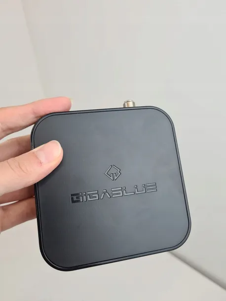 dekoder-telewizyjny-gigablue-x1-plus-4k-android-iptv-ott-1x-tuner-dvb-s2x-stan-powystawowy-rodzaj-kabel-pilot-przewod-zasilajacy