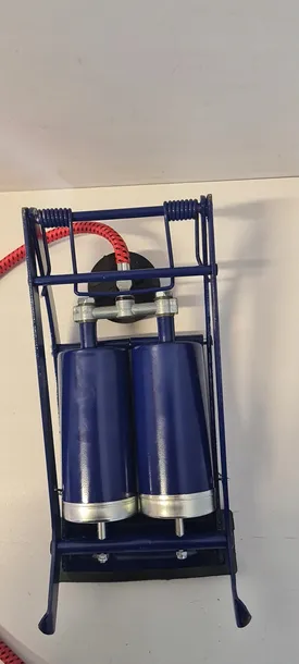 pompka-nozna-cartrend-2-cylindry-10942-z-manometrem-4-bary-stan-powystawowy-marka-cartrend