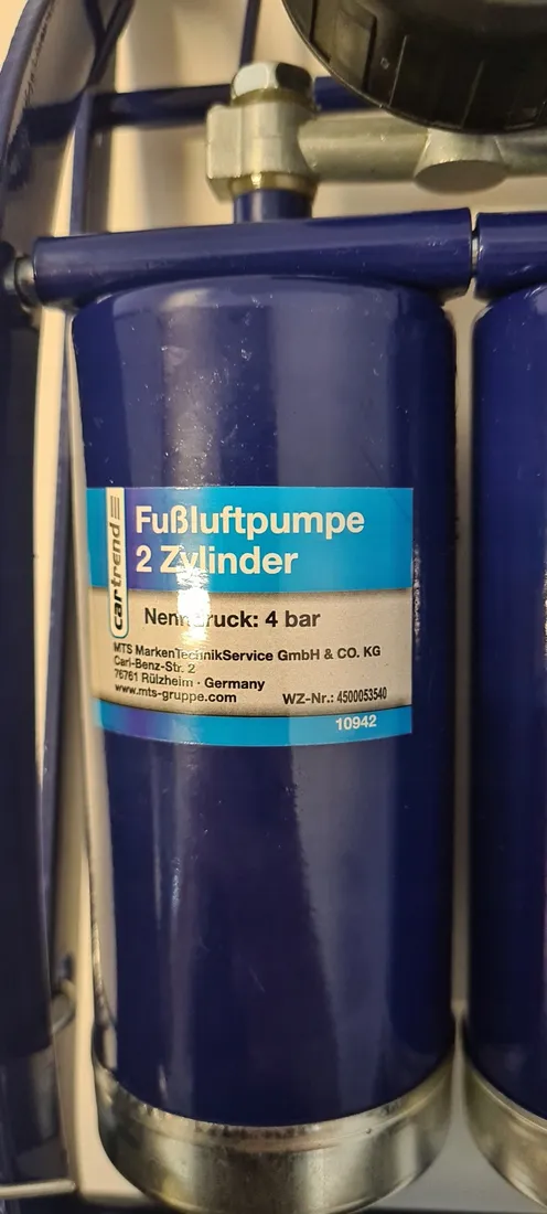 pompka-nozna-cartrend-2-cylindry-10942-z-manometrem-4-bary