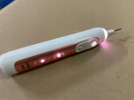 elektryczna-szczoteczka-do-zebow-oral-b-10000n-uzywana-swieci-nie-dziala