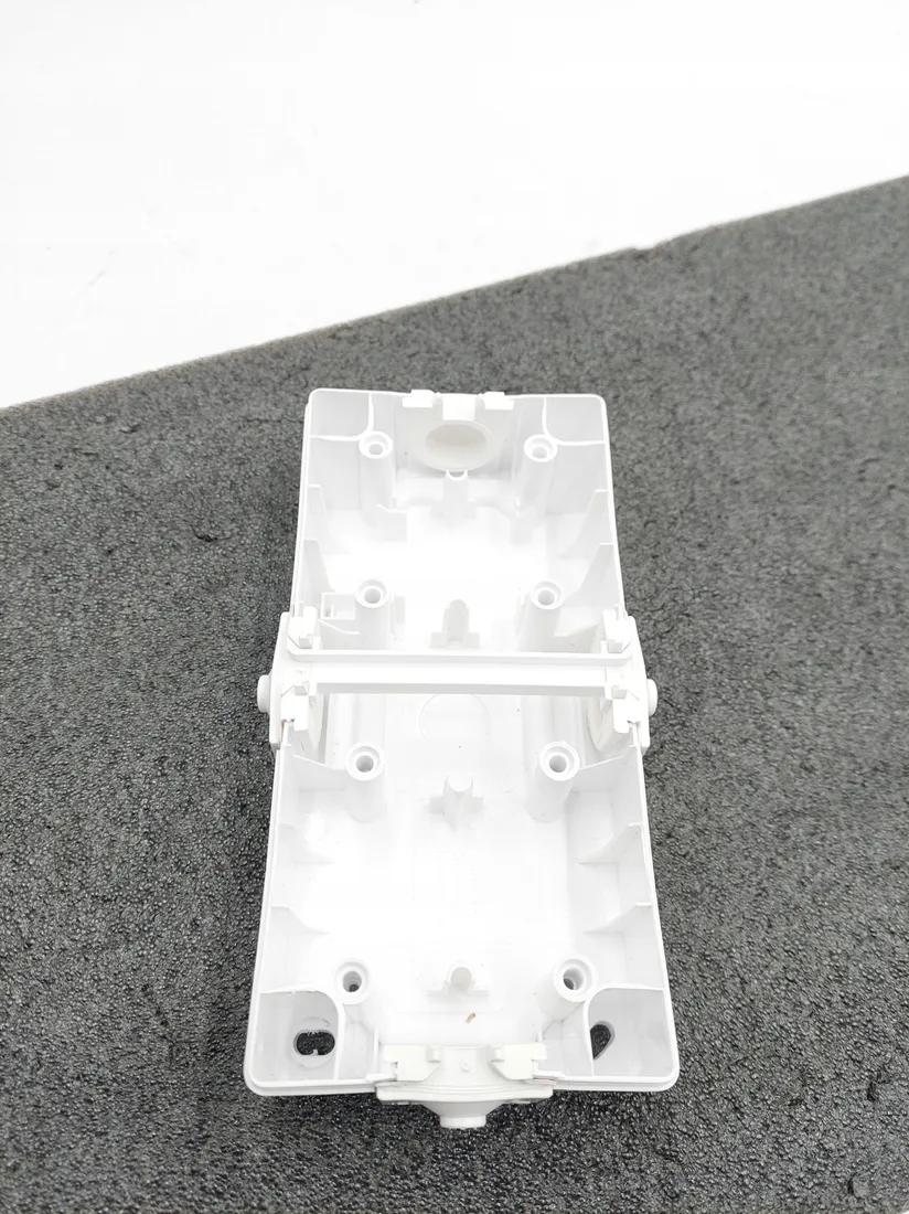 gniazdo-elektryczne-scienne-kopp-bialy