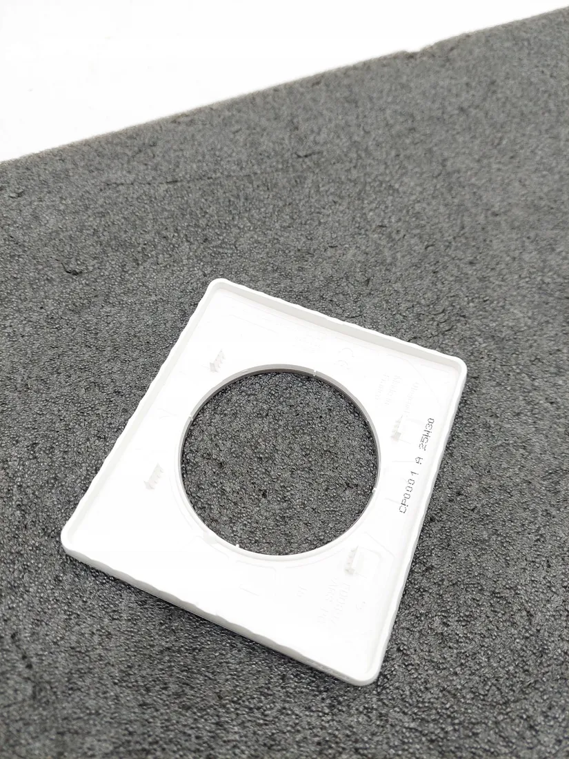 ramka-pojedyncza-legrand-bialy-stan-powystawowy