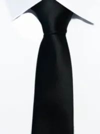 elegancki-krawat-meski-klasyczny-czarny-gladki-lekko-blyszczacy-modny