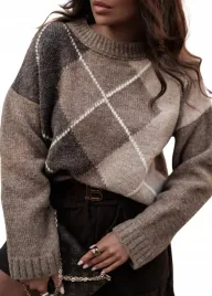 brazowy-sweter-w-romby-polska