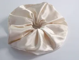 scrunchie-satynowa-mega-duza-xxl-satyna-srednica-16-cm-ecru