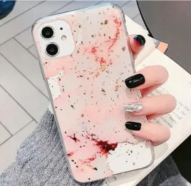 etui-silikonowe-na-iphone-11-rozowy-marmur