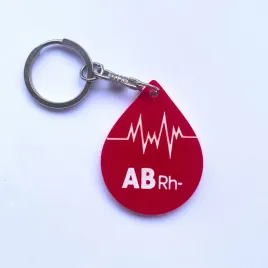 personalizowany-brelok-z-grupa-krwi-kropla-zycia