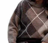 brazowy-sweter-w-romby-polska-marka-bez-marki