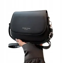 torebka-damska-czarna-klasyczna-gladka-kuferek-listonoszka-klasyczna-mala