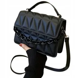 torebka-damska-czarna-pikowana-z-lancuchem-na-ramie-do-reki