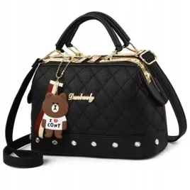 czarna-torebka-ramie-klasyczna-pikowana-mis-zlote-dodatki-kuferek