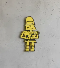 kapitan-bomba-figura-scienna-3d-zolty