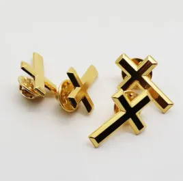 przypinka-zloty-krzyzyk-krzyz-elegancka-broszka-pin-metalowa