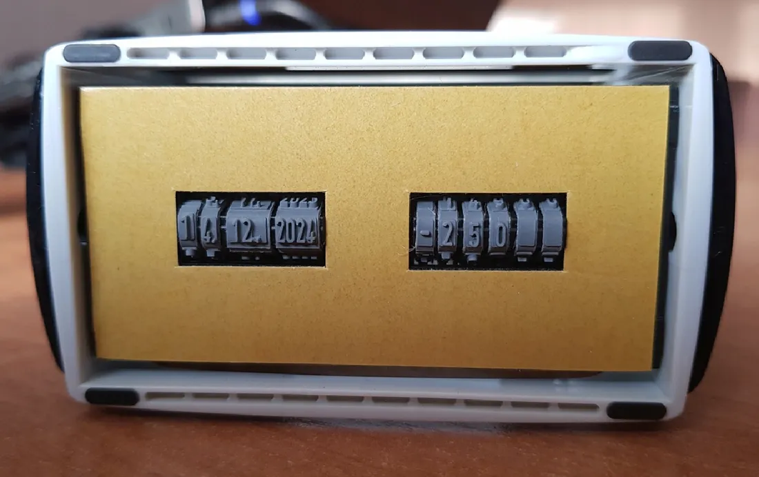 pieczatka-datownik-z-numeratorem-oraz-tekstem-logo-tekst-data-numerator