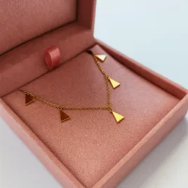 bransoletka-na-noge-zlote-trojkaty-geometryczna-stal-chirurgiczna-316l-pvd