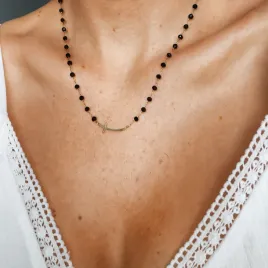 naszyjnik-luna-cross-zloty-krzyzyk-z-czarnymi-koralikami-prezent-dla-niej