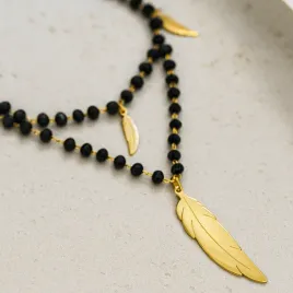 naszyjnik-black-feathers-podwojny-zlote-piorka-czarne-koraliki-stal-boho