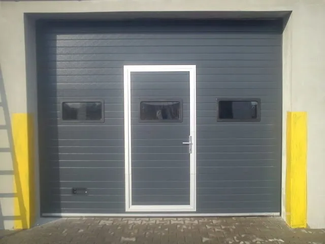 okno-do-bramy-garazowej-segmentowej-stan-nowy