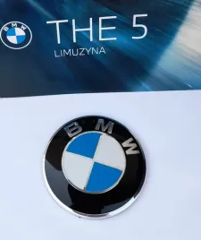 znaczek-emblemat-bmw-f12-f12-lci-maska-lub-tylna-klapa-51147057794