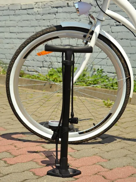 stacjonarna-pompka-rowerowa-z-manometrem-podlogowa-material-dominujacy-aluminium