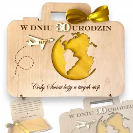 prezent-na-urodziny-drewniana-kartka-grawer-personalizowana-walizka