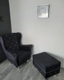 fotel-uszak-do-salonu-z-krysztalami-glamour-z-pufa-schowek-krzeslo