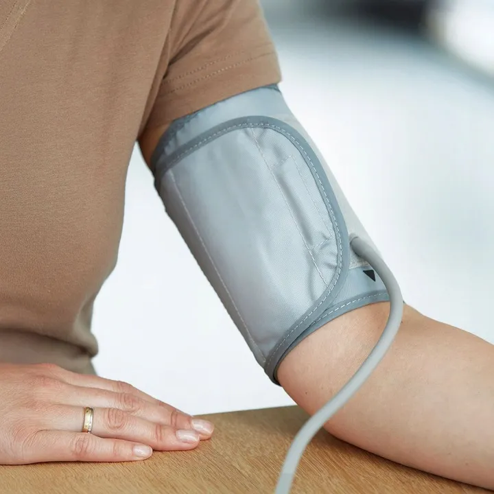 omron-m2-basic-cisnieniomierz-naramienny-gratis