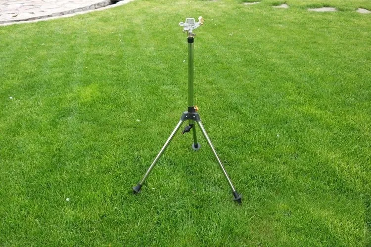 zraszacz-ogrodowy-24m-mosiezny-pulsacyjny-na-statywie-zasieg-z-regulacja