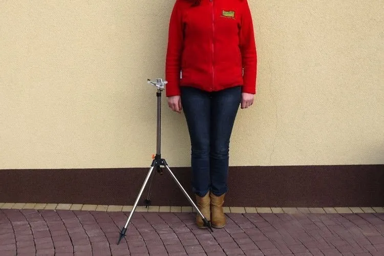 zraszacz-ogrodowy-24m-mosiezny-pulsacyjny-na-statywie-zasieg-z-regulacja