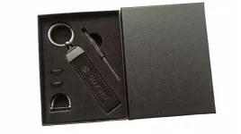 suzuki-brelok-breloczek-brylok-alcantara-skora-pudelko