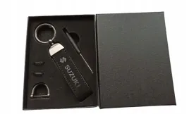 suzuki-brelok-breloczek-skora-nowy-model-pudelko